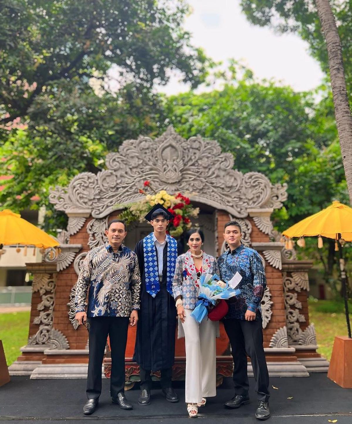 Sementara itu, Marco tampak gagah dalam balutan baju toga.