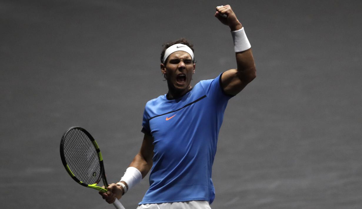 Ekspresi pemain tim Eropa, Rafael Nadal usai meraih poin saat melawan pemain tim Dunia, John Isner pada turnamen tenis Laver Cup di Praha, Republik Ceska, (24/9/2017). Tim Eropa menang 15-9 atas tim Dunia. (AP/Petr David Josek)