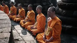 Mereka memanjatkan doa kepada sang Budha atau Parita Buddhanusatti, Dhamanusatti, dan Sanghanusatti. (YASUYOSHI CHIBA/AFP)