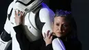 Carrie Fisher, pernah membintangi film Star Wars dan memerankan karakter Princess Leia. Saat melakukan perjalanan dari London menuju Los Angeles, Fisher mengalami serangan jantung dan membuat penumpang lainnya ikut panik. (AFP/Bintang.com)