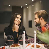 Ilustrasi Makan Malam Bersama Pasangan Credit: unsplash.com/Christian