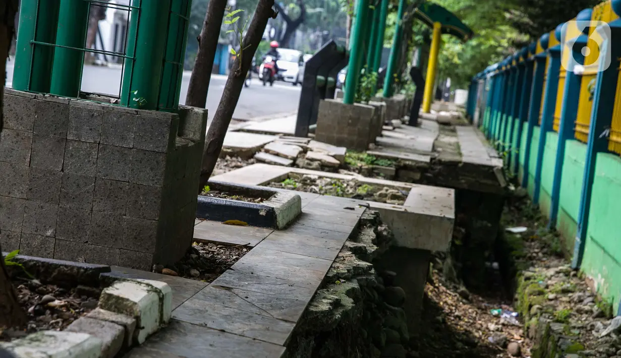 Kondisi trotoar yang rusak di kawasan Blok S, Jakarta, Kamis (4/3/2021). Dinas Bina Marga Provinsi DKI Jakarta akan merevitalisasi trotoar sepanjang 4,6 kilometer di kawasan Kebayoran Baru, Jakarta Selatan. (Liputan6.com/Faizal Fanani)