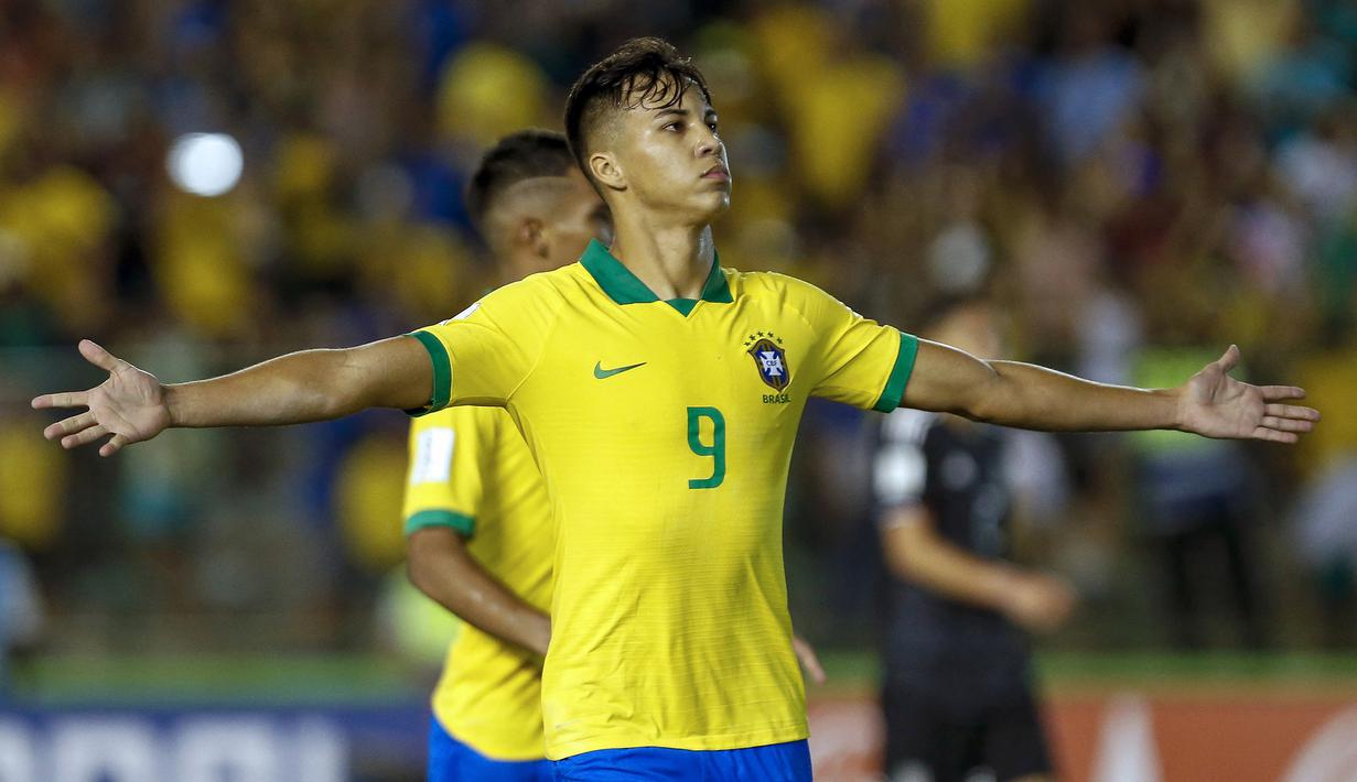 Selebrasi striker Brasil, Kaio Jorge setelah mencetak gol ke gawang Meskiko pada laga final Piala Dunia U-17 2019 di Bezerrao Stadium, Gama, Brasil (17/11/20190. Pada Piala Dunia U-17 2019 yang digelar di Brasil pada 26 Oktober hingga 17 November 2019, tuan rumah Brasil menjadi juara setelah mengalahkan Meksiko dengan skor 2-1 di laga final. Meksiko sempat memimpin terlebih dahulu lewat Bryan Alonso Gonzalez (66') yang berhasil dibalas dua gol oleh Brasil melalui Kaio Jorge (84') dan Lazaro Vinicius Marques (90+3'). (AFP/Miguel Schincariol)