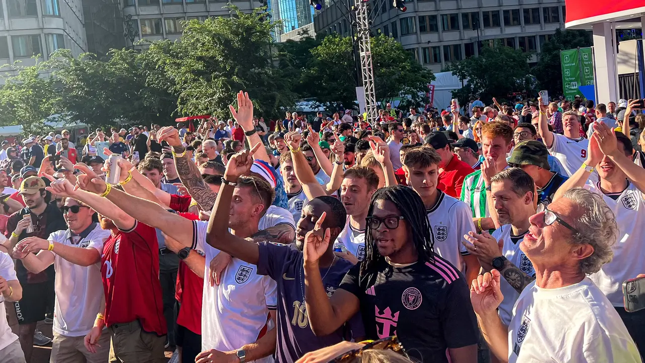 Foto Eksklusif: "It's Coming Home" Menggema! Meriahnya FIFA Fan Festival Boston saat Fans Inggris Rayakan Kemenangan atas Kroasia