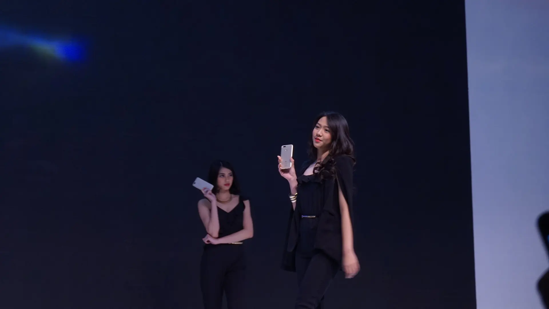 Member JKT48 Shania Juanianatha memamerkan Mi A1 di panggung peluncuran Xiaomi Mi A1 (Liputan6.com/ Agustin Setyo W)