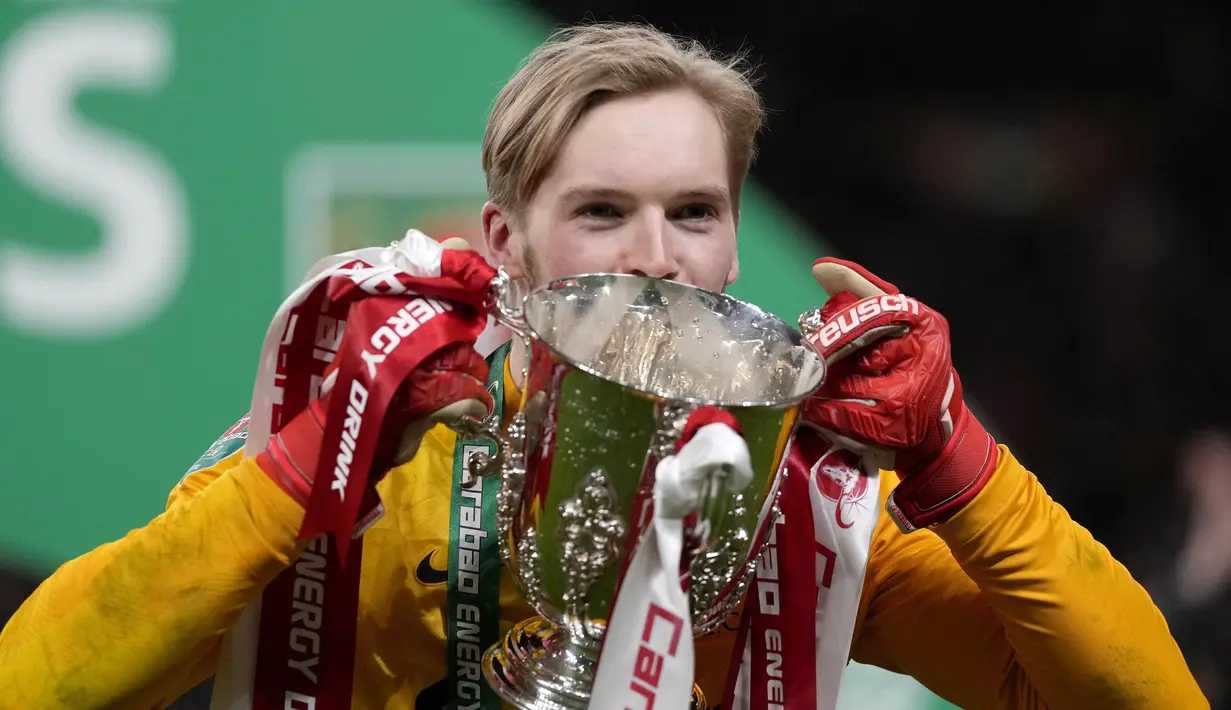 Caoimhin Kelleher. Kiper Irlandia berusia 23 tahun yang telah 4 musim berseragam Liverpool ini 4 kali bermain di Carabao Cup musim 2021/2022 hingga partai final. Penampilan terbaiknya saat mengalahkan Leicester di perempatfinal, 2 eksekusi penalti digagalkannya di adu penalti. (AP/Alastair Grant)