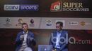 Managing Director BeIN Sports Asia Pasific, Mike Kerr, bersama Direktur Pengembangan Bisnis Super Soccer TV, Mirwan Suwarso (kanan), memberikan keterangan pers terkait kerjasama di Foundry 8, Jakarta, Kamis (2/3/2017). (Bola.com/Vitalis Yogi Trisna)