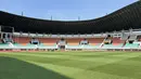 Kondisi rumput Stadion Pakansari, Cibinong, Kabupaten Bogor, terlihat hijau dan terawat menjelang Piala AFF 2026, Rabu (23/7/2026). Rumput lapangan telah menjalani treatment sejak berakhirnya Pegadaian Championship 2025/2026 dan kini mendapat pendampingan dari tim PSSI agar memenuhi standar pertandingan internasional. Stadion Pakansari akan menjadi kandang Timnas Indonesia saat menghadapi Kamboja pada 27 Juli dan Vietnam pada 3 Agustus 2026. (Bola.com/Muhammad Adi Yaksa)