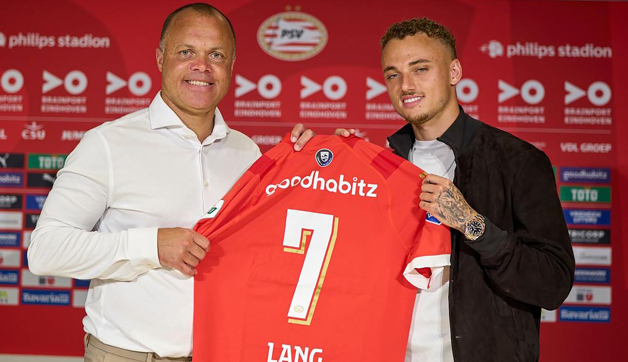 Noa Lang yang baru saja didatangkan PSV dari Club Brugge pada bursa transfer pemain musim 2023/2024 berhak atas status pemain termahal PSV dalam 10 tahun terakhir bersama Hirving Lozano. Diikat kontrak selama 5 tahun, PSV mengeluarkan mahar sebesar 12,5 juta euro atau setara Rp207 miliar. (psv.nl)