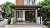 8 Ide Kanopi Rumah Mungil yang Tidak Membuat Tampilan Fasad Terasa Penuh