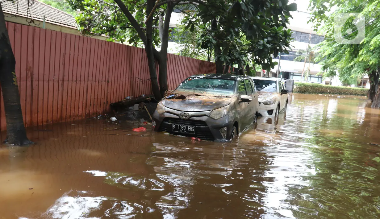 Sejumlah mobil terendam banjir di kawasan Kemang, Jakarta, Kamis (2/1/2020). Banjir yang melanda Jakarta dan sekitarnya mengakibatkan banyak kendaraan terendam air. (Liputan6.com/Herman Zakharia)