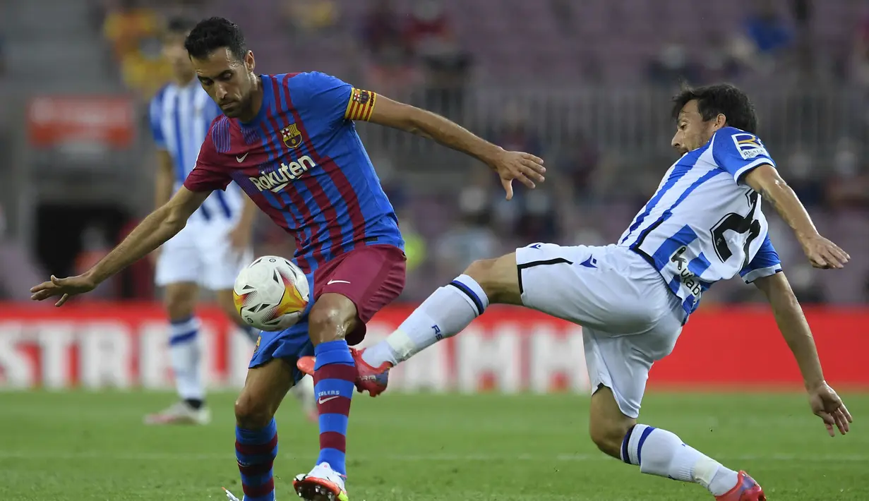 Sergio Busquets. Gelandang bertahan Spanyol berusia 33 tahun ini kini memasuki musim ke-14 bersama Barcelona. Ia adalah produk Akademi Barcelona yang mulai memperkuat tim senior pada musim 2008/2009. Total telah tampil dalam 631 laga di semua kompetisi dengan mencetak 15 gol. (Foto: AFP/Josep Lago)