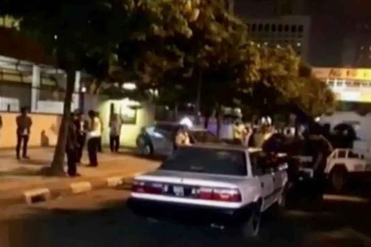 Sedan Tabrak Taksi hingga Sepeda Motor Listik di Surabaya