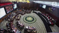 Suasana sidang  putusan perkara Perselisihan Hasil Pemilihan Umum (PHPU) atau putusan sidang sengketa Pilpres 2024 di Mahkamah Konstitusi (MK), Senin (22/4/2024). (Liputan6.com/Angga Yuniar)