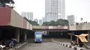 Petugas mengerahkan pompa untuk menyedot banjir di Underpass Kemayoran, Jakarta, Minggu (26/1/2020). Banjir yang terjadi sejak Jumat (24/1) lalu hingga kini belum surut. (merdeka.com/Iqbal S Nugroho)