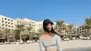 Menikmati pantai di Bahrain, Anya Geraldine kenakan outfit yang lebih tertutup. Ia padukan crop long sleeve abu-abu dan celana pendek cokelat. [@anyageraldine]