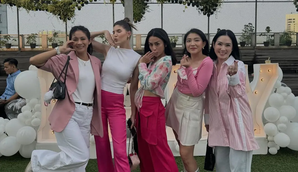 Rini Yulianti tampil smart casual dengan padu padan all white inner dan sleeves blazer. [@selvikitty].