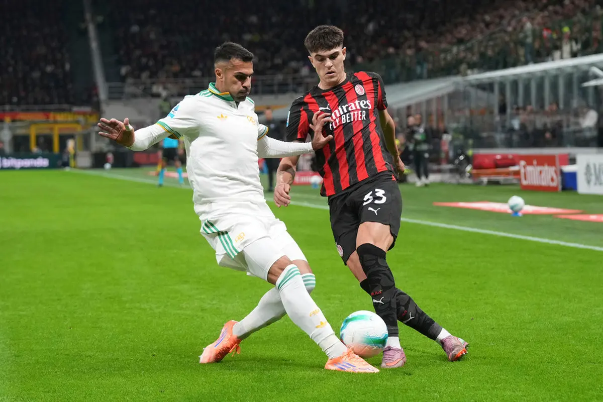 Zeki Celik vs Davide Bartesaghi di laga AC Milan vs AS Roma