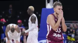 Pebasket Latvia, Arturs Zagars tak mampu menahan rasa kecewa setelah kalah dari Jerman setelah laga perempat final Piala Dunia FIBA 2023 di Mall of Asia Arena, Manila, Filipina pada Rabu (06/09/2023). (AP Photo/Michael Conroy)