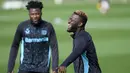 Pemain Bayer Leverkusen, Victor Boniface, tertawa saat sesi latihan jelang laga melawan AC Milan pada laga Liga Champions. (AP Photo/Martin Meissner)