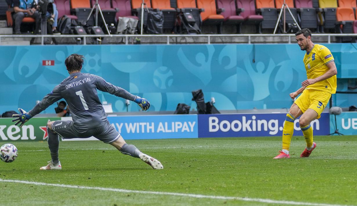 Roman Yaremchuk. Striker Ukraina berusia 25 tahun ini telah mencetak 2 gol dalam dua laga di fase grup. Bermain di luar kompetisi elite Eropa menjadikan dirinya tidak diperhitungkan di ajang Euro 2020 ini. Padahal, bersama KAA Gent ia sudah mencetak 47 gol sejak 2017. (Foto: AP/Pool/Vadim Ghirda)