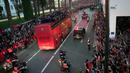 <p>Para pemain Timnas Maroko melakukan selebrasi di atas bus dan melambaikan tangan ke publik saat parade di Rabat , Maroko, 20 Desember 2022. Timnas Maroko mendapat sambutan hangat di negaranya setelah berhasil meraih juara keempat Piala Dunia 2022. (AP Photo/Mosa'ab Elshamy)</p>