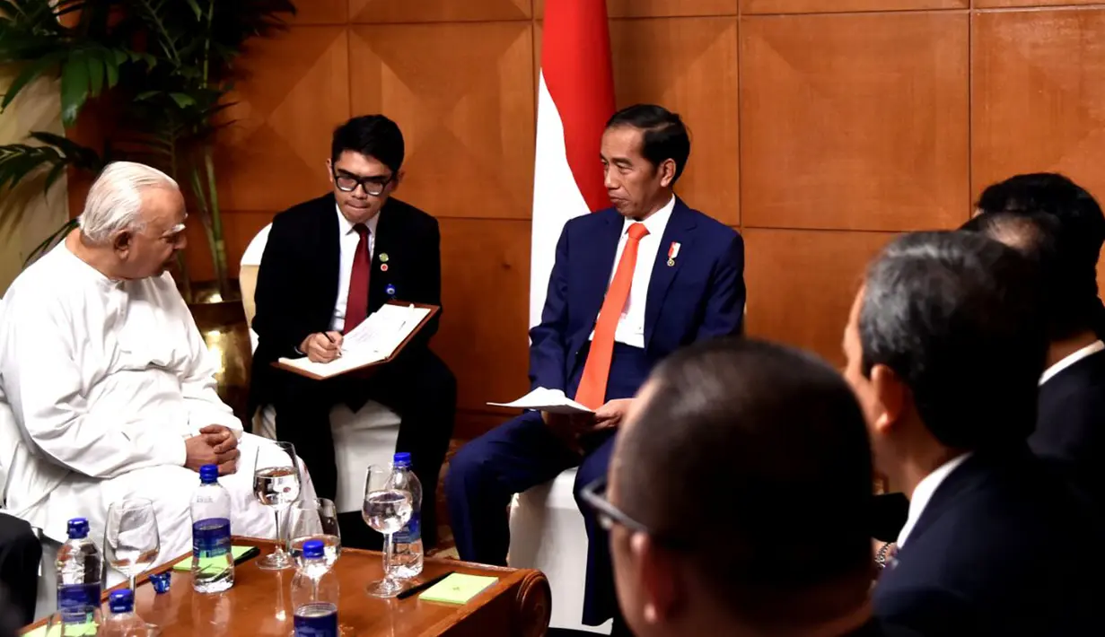 Presiden Joko Widodo berbincang dengan Pemimpin Oposisi Parlemen Sri Lanka, Rajavarothiam Sampanthan di Hotel Hilton Colombo, Rabu (24/1). Pertemuan berlangsung di sela-sela kunjungan kenegaraan Jokowi di Sri Lanka. (LIputan6.com/Pool/Biro Pers Setpres)