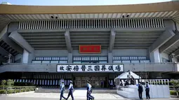 Petugas polisi berpatroli di luar Nippon Budokan, tempat pemakaman kenegaraan mantan Perdana Menteri Jepang Shinzo Abe, di Tokyo Selasa, 27 September 2022. Pemakaman Abe akan berlangsung di Nippon Budokan, Tokyo sekitar pukul 14.00 waktu lokal. (Kyodo News via AP)