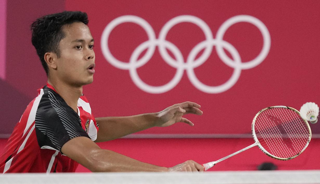 Kemenangan perdana Anthony Ginting membuatnya berhasil menempati urutan puncak klasemen Grup J bulu tangkis tunggal putra pada Olimpiade 2020. Selain itu juga memperpanjang catatan bagus bulu tangkis Indonesia di Olimpiade edisi kali ini.(Foto: AP/Dita Alangkara)