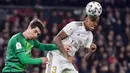 Pemain Real Sociedad, Aritz Elustondo (kiri) berebut bola dengan bek Real Madrid, Eder Militao pada laga perempat final Copa del Rey di Santiago Bernabeu, Kamis (6/2/2020). Real Madrid gagal melaju ke semifinal Copa del Rey setelah dibungkam Real Sociedad dengan skor 3-4. (JAVIER SORIANO/AFP)