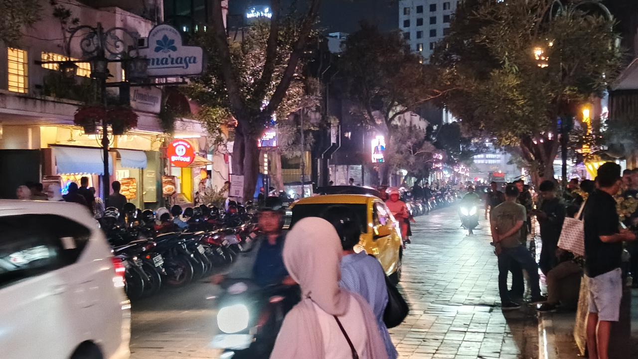 Jam malam di Kota Bandung