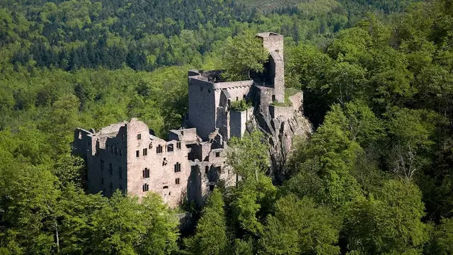 Ilustrasi kastil hohenbaden by unsplash.com