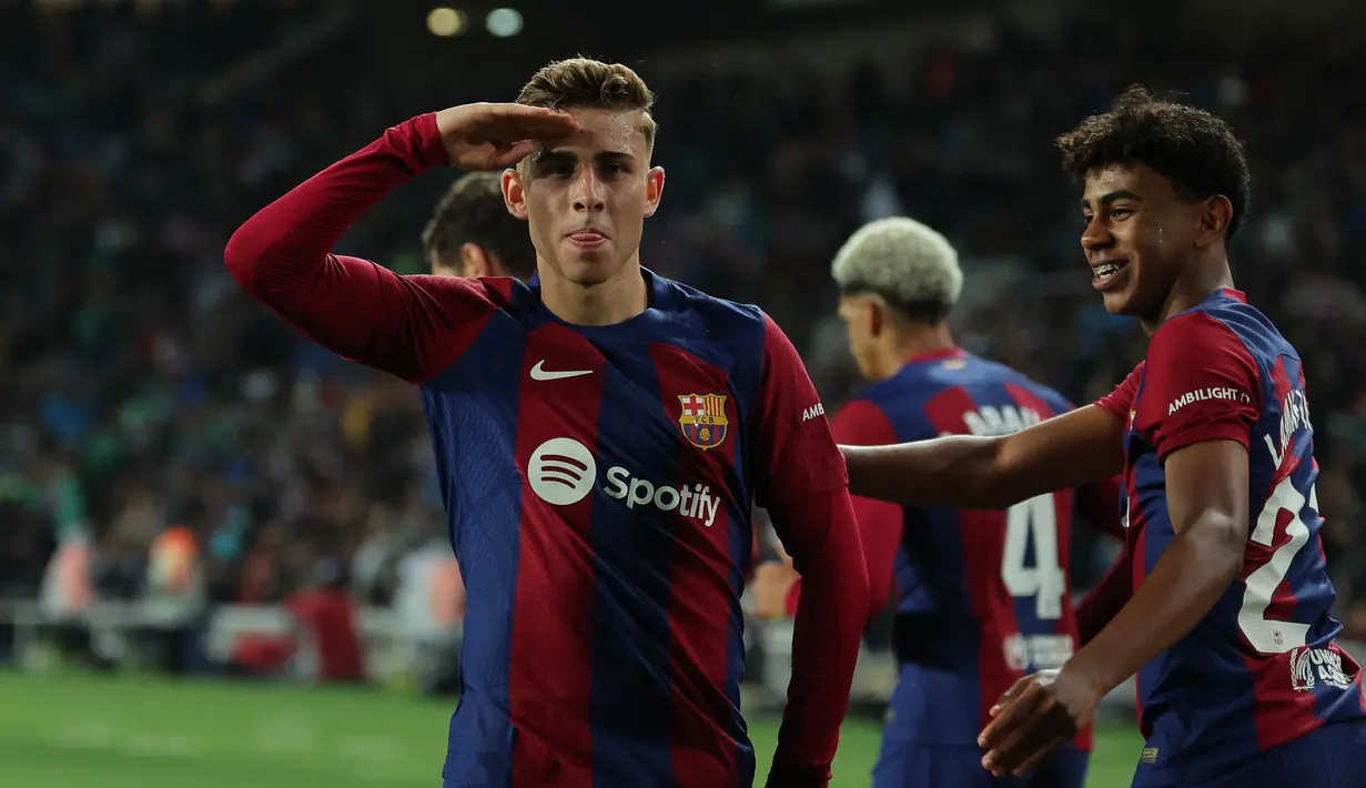 Empat gol Barca kali ini datang dari Fermin Lopez (22') dan hattrick Robert Lewandowski (49', 82', 90+3'). (LLUIS GENE / AFP)