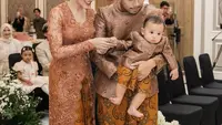 6 Potret Aaliyah Massaid di Acara Tedak Siten Baby Arash, Menawan dengan Kebaya Karya Anggi Asmara