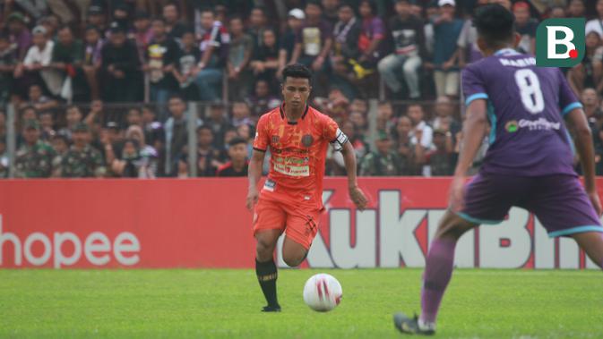 Aksi pemain Persiraja Banda Aceh, Defri Riski, pada laga kontra Persik Kediri di Stadion Brawijaya, Kediri, Sabtu (14/3/2020). (Bola.com/Gatot Susetyo)