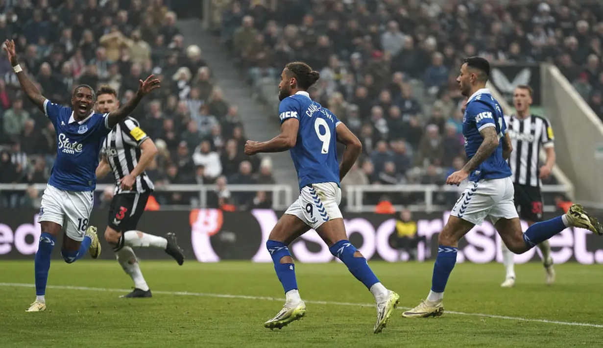 Pemain Everton, Calvert-Lewin, melakukan selebrasi setelah mencetak gol ke gawang Newcastle United, Dan Burn, pada laga pekan ke-31 Liga Inggris di St. James' Park, Rabu (3/4/2024). (Owen Humphreys/PA via AP)