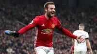 Gelandang Manchester United Juan Mata merayakan gol ke gawang Watford pada laga Premier League di Old Trafford, Sabtu (11/2/2017). (PA via AP/Nick Potts)