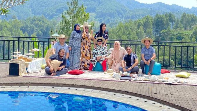 Potret Liburan Keluarga Titi Kamal di Lembang. (Sumber: Instagram/titi_kamall)