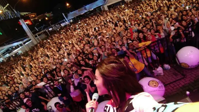 Raisa melakukan group selfie saat mengadakan konser. Source: Instagram @Raisa6690