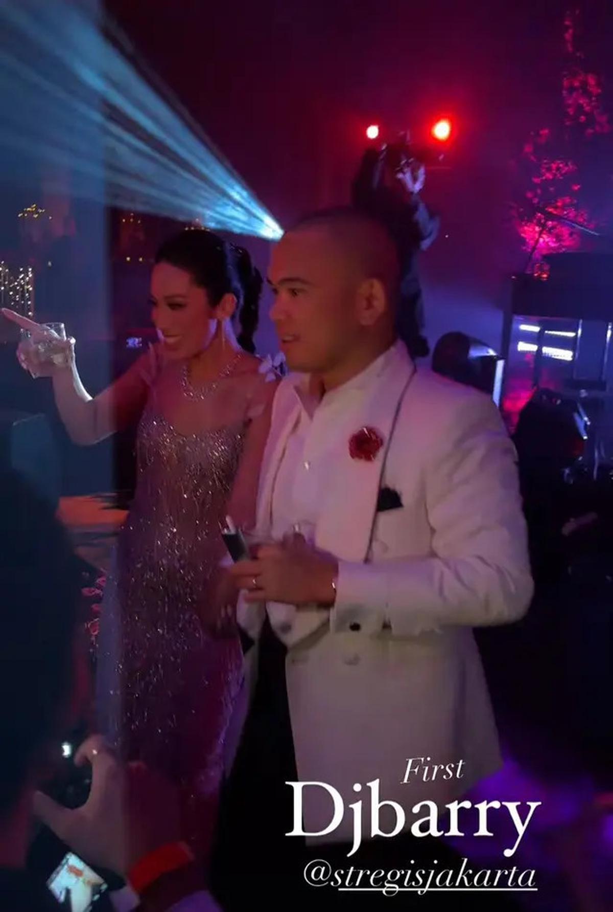7 Potret Pesta Pernikahan Frank Hutapea dan Winona, Bertema Clubbing