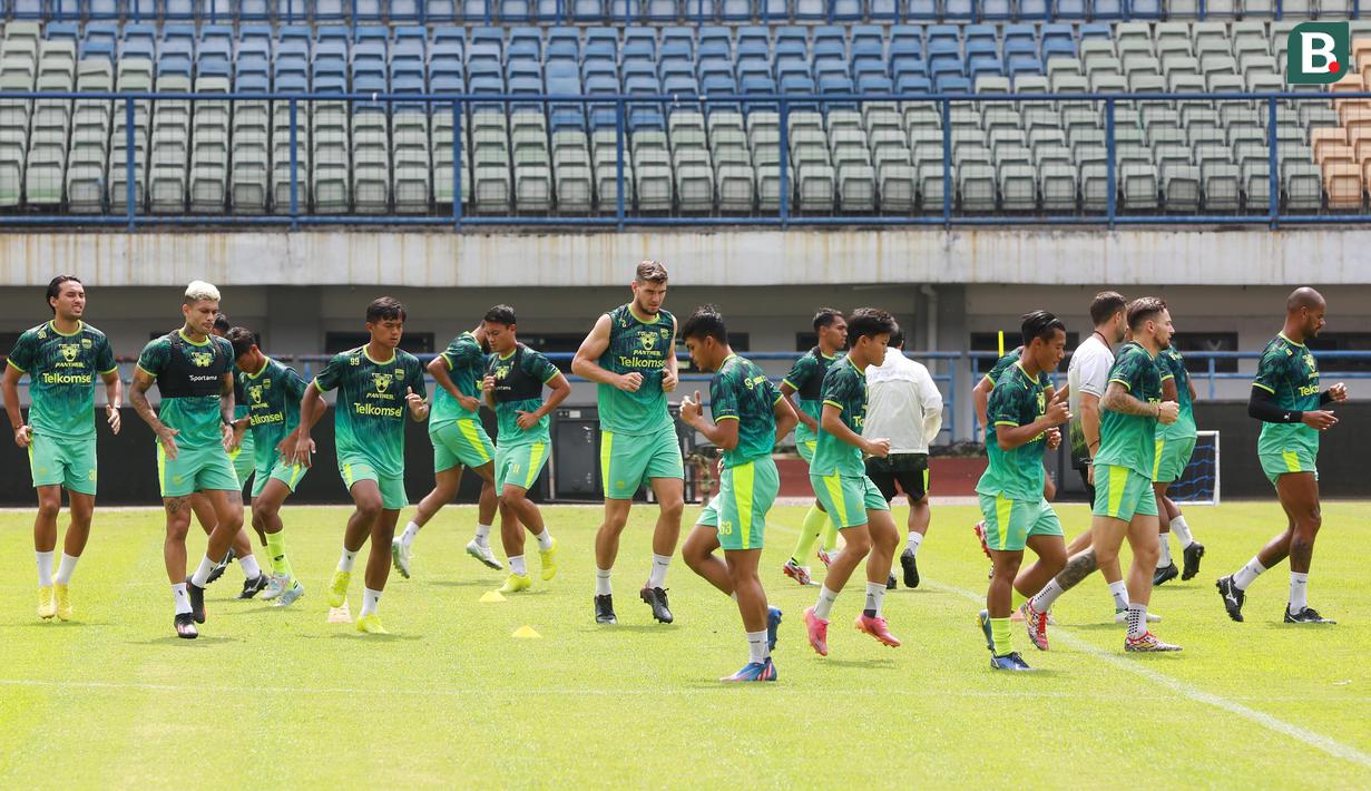 Pemain Persib Bandung melakukan pemanasan saat sesi latihan di Stadion Gelora Bandung Lautan Api (GBLA), Bandung, Selasa (11/10/2022). (Bola.com/M Iqbal Ichsan)