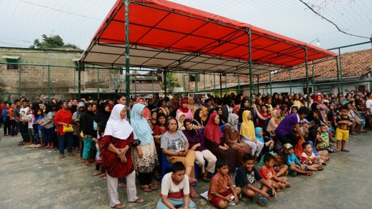 Presiden Jokowi bagi-bagi sembako di Menteng Dalam