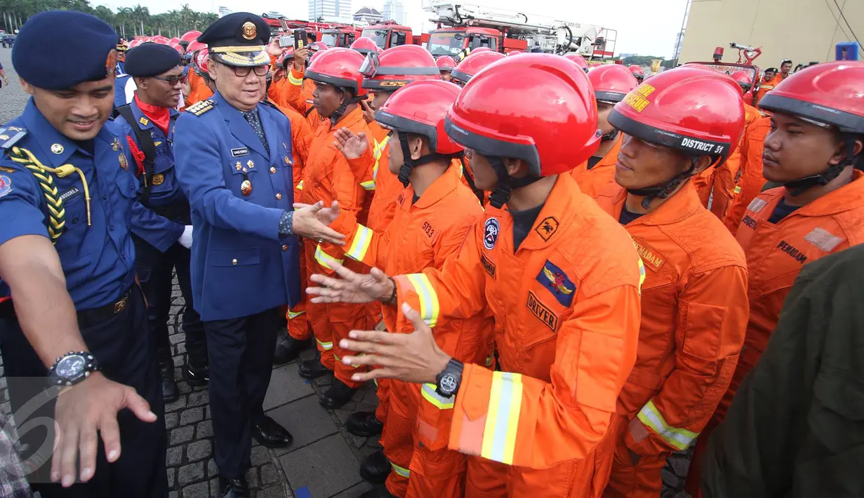 Mendagri Tjahjo Kumolo memeriksa barisan dalam acara Upacara Perayaan Ulang Tahun Damkar ke-98, Jakarta Pusat, Rabu (1/3). Upacara itu turut diikuti oleh sekitar 1.000 petugas serta menampilkan sejumlah demo pemadaman. (Liputan6.com/Immanuel Antonius)