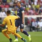 Striker Tottenham Hotspur Harry Kane menaklukkan kiper Real Madrid Keylor Navas pada laga Audi Cup 2019 di Allianz Arena, Selasa (30/7/2019). (AP Photo/Matthias Schrader)