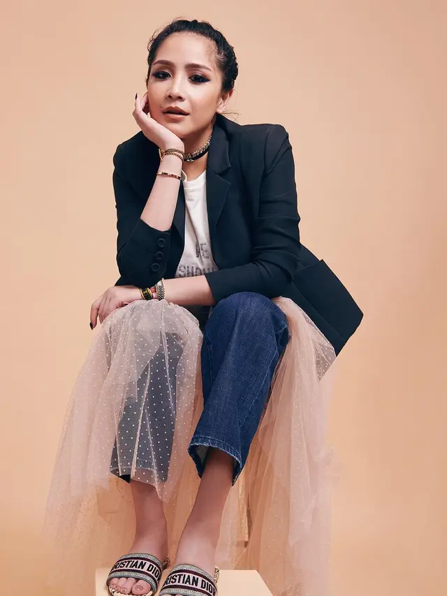 6 Gaya Pemotretan Nagita Slavina dengan Makeup Tebal, Bikin Pangling