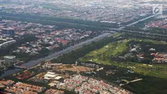 Foto udara lansekap Kota Jakarta, Rabu (28/3). Wakil Gubernur DKI Jakarta Sandiaga Uno menyatakan bahwa Jakarta kekurangan 302.219 unit hunian. (Liputan6.com/Immanuel Antonius)