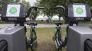 Seorang pria mengendarai sepeda sewaan melewati pos parkir sepeda di Toronto, Kanada, Rabu (2/9/2020). Mulai 2 September, pelanggan layanan penyewaan sepeda Bike Share Toronto dapat menikmati perjalanan gratis di kota tersebut setiap Rabu selama September. (Xinhua/Zou Zheng)