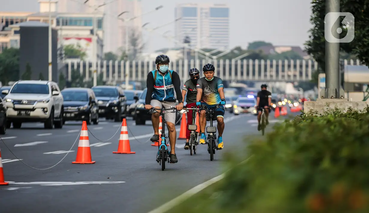 Warga menggunakan sepeda di jalur khusus sepeda di kawasan Jalan Sudirman, Jakarta, Selasa (14/7/2020). Pemprov DKI Jakarta memutuskan untuk meniadakan jalur sepeda sementara di kawasan protokol Jalan Sudirman-Thamrin, Jakarta Pusat mulai Minggu (19/7/2020) mendatang. (Liputan6.com/Faizal Fanani)