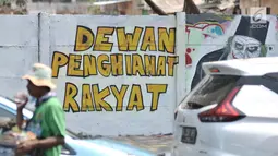 Mural bertulis 'Dewan Pengkhianat Rakyat' terpampang pada dinding di Jalan Pemuda, Rawamangun, Jakarta, Selasa (1/10/2019). Mural tersebut respons dari seniman Jakarta terhadap RUU KUHP yang dinilai mencederai tatanan demokrasi. (merdeka.com/Iqbal Nugroho)