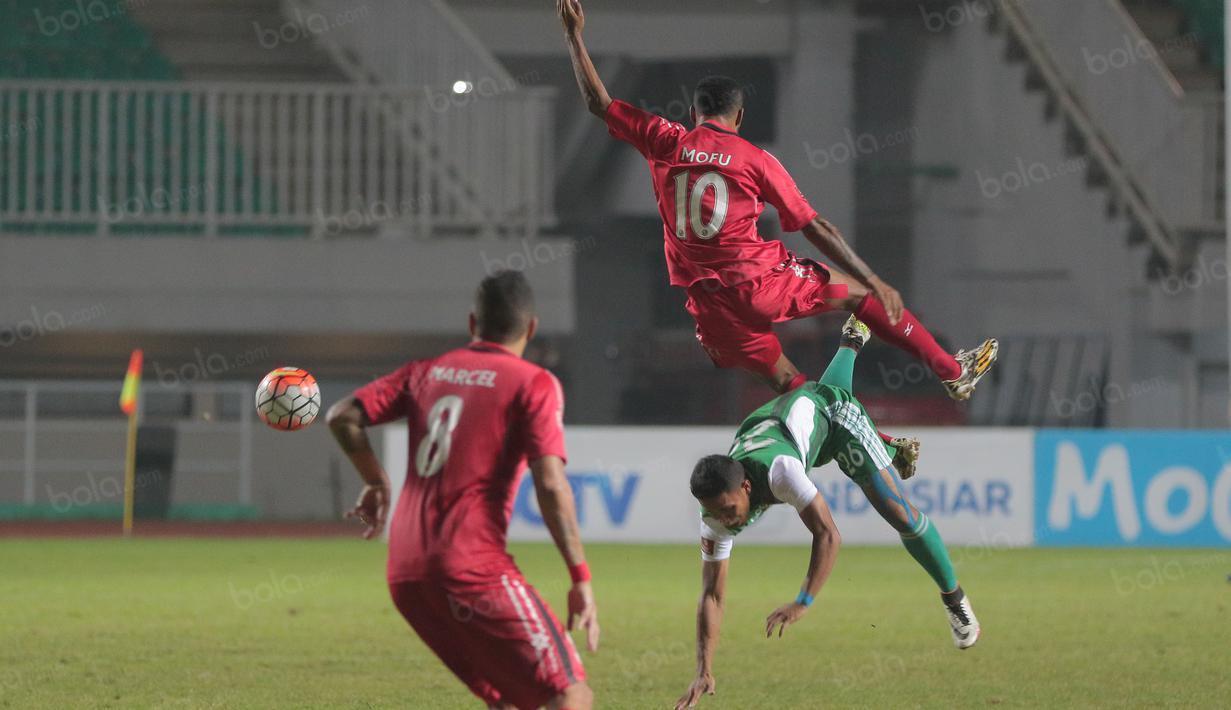 Aksi pemain Semen Padang, Vendri Mofu berebut bola dengan pemain PS TNI pada lanjutan Torabika SC 2016 di Stadion Pakansari, Bogor, Minggu (23/10/2016). (Bola.com/Nicklas Hanoatubun)